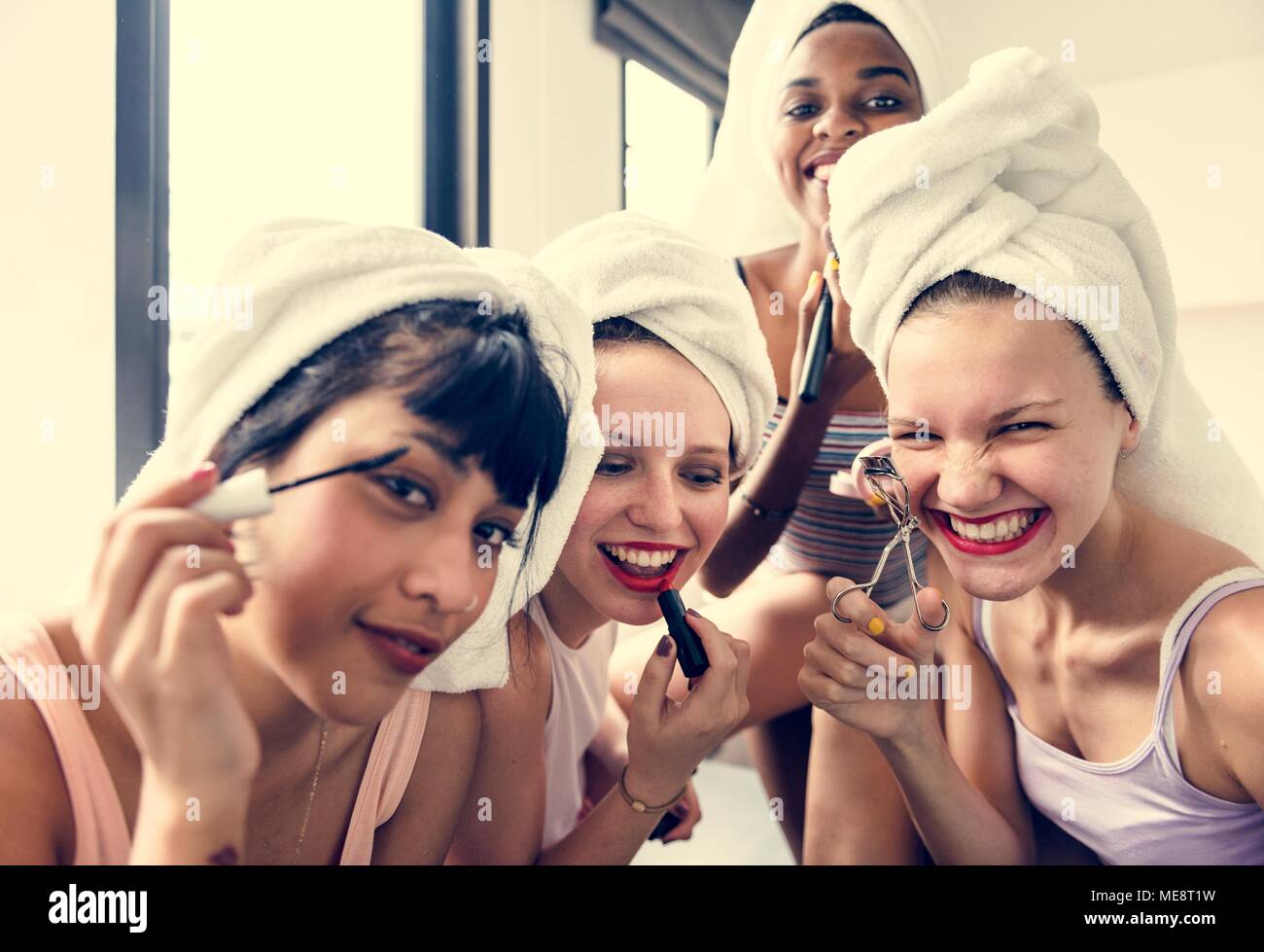 Gruppe von unterschiedlichen Frauen mit Make-up Kosmetika Stockfoto