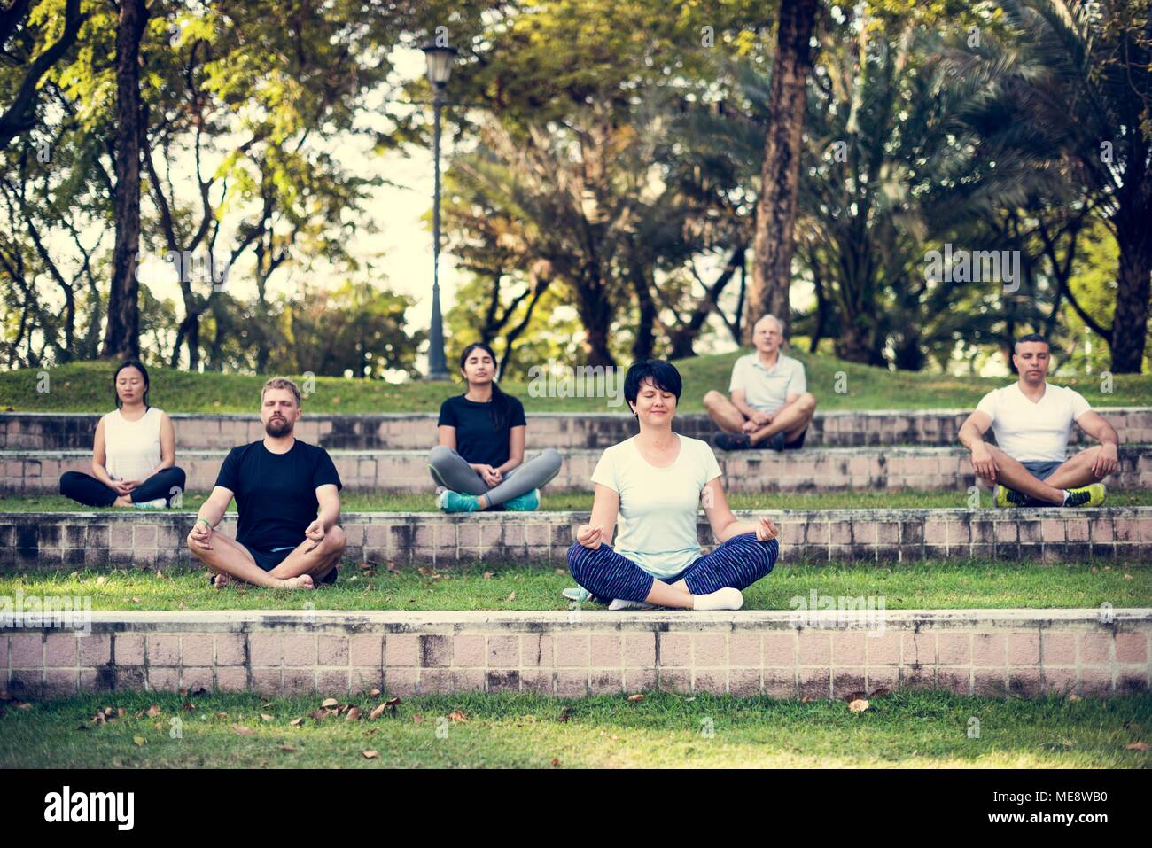 Menschen, die Yoga im Park Stockfoto
