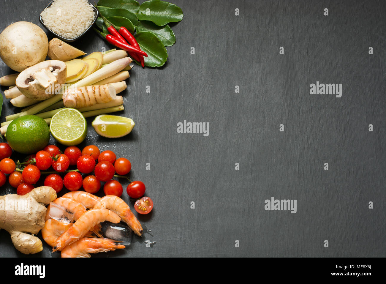 Spezielle Zutaten für populäre thailändische würzige Suppe Tom - Yum ...