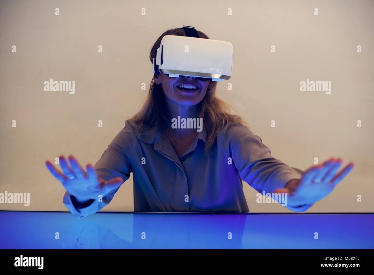 Frau mit Virtual reality Gadget für Unterhaltung Stockfoto