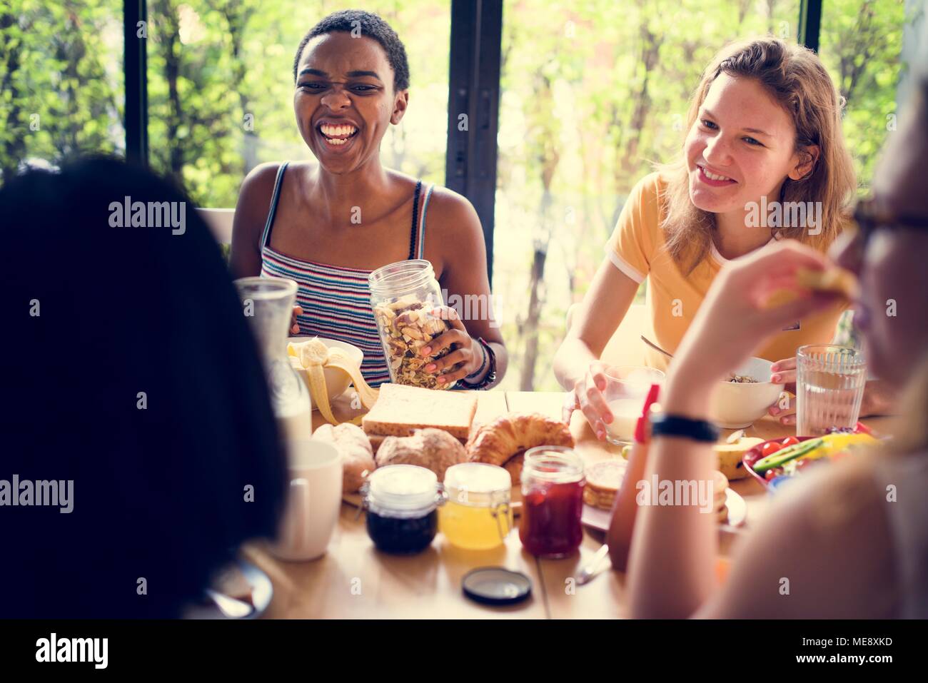 Eine Gruppe von unterschiedlichen Frauen mit Frühstück zusammen Stockfoto