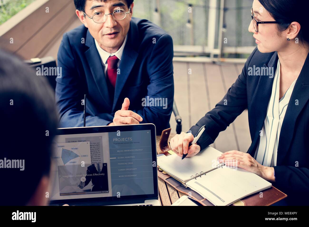 Japanische Geschäftsleute diskutieren Stockfoto