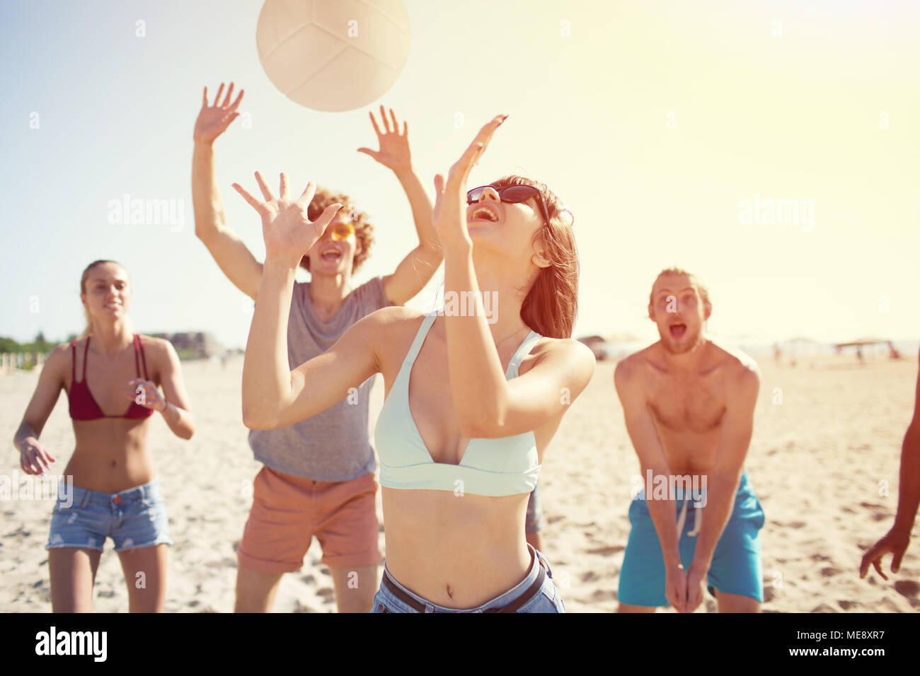 Gruppe von Freunden zu Beach-Volleyball am Strand spielen Stockfoto