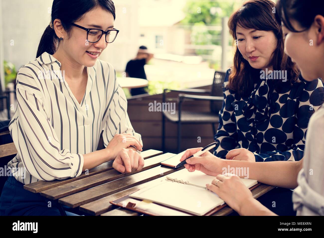 Business Team Menschen Diskussion im Café Stockfoto