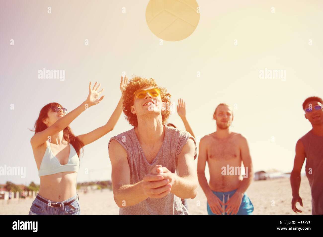 Gruppe von Freunden zu Beach-Volleyball am Strand spielen Stockfoto