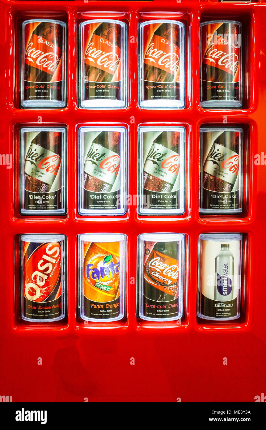Getränke, die für den Verkauf in einer Coca Cola Company branded Getränkeautomat Stockfoto