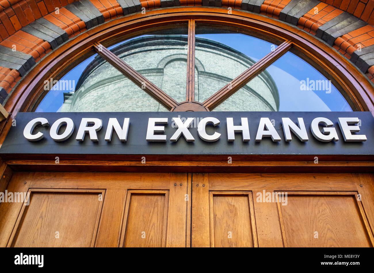 Cambridge, Corn Exchange Türschild - die Corn Exchange ist ein Konzert- und Veranstaltungszentrum im Zentrum von Cambridge UK, 1875 eröffnet Stockfoto