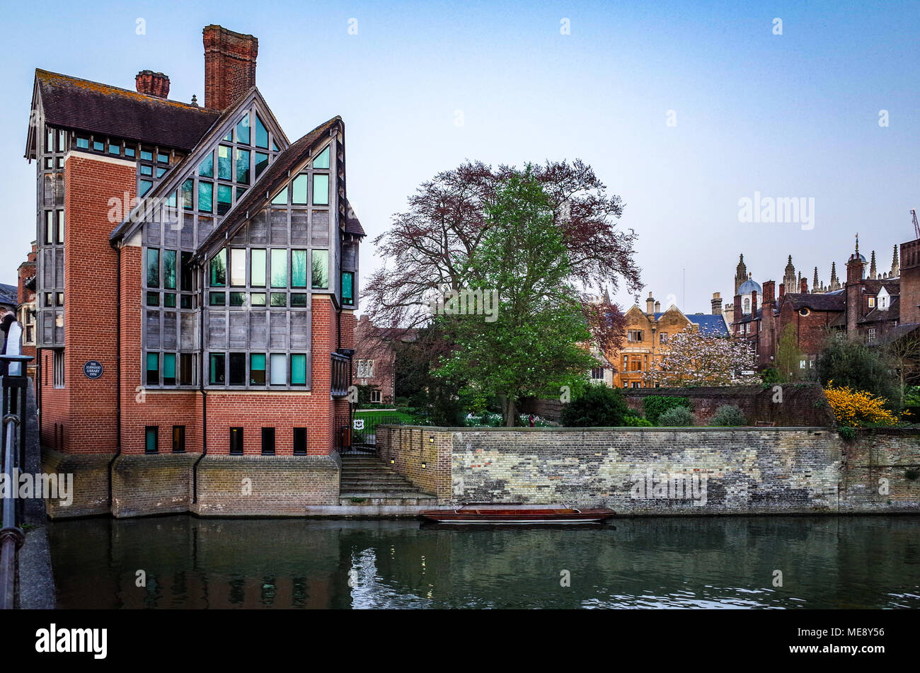 Trinity Hall College, Universität Cambridge aus dem Fluss, zeigt die preisgekrönte Jerwood Library (1998). Trinity Hall wurde 1350 gegründet. Stockfoto