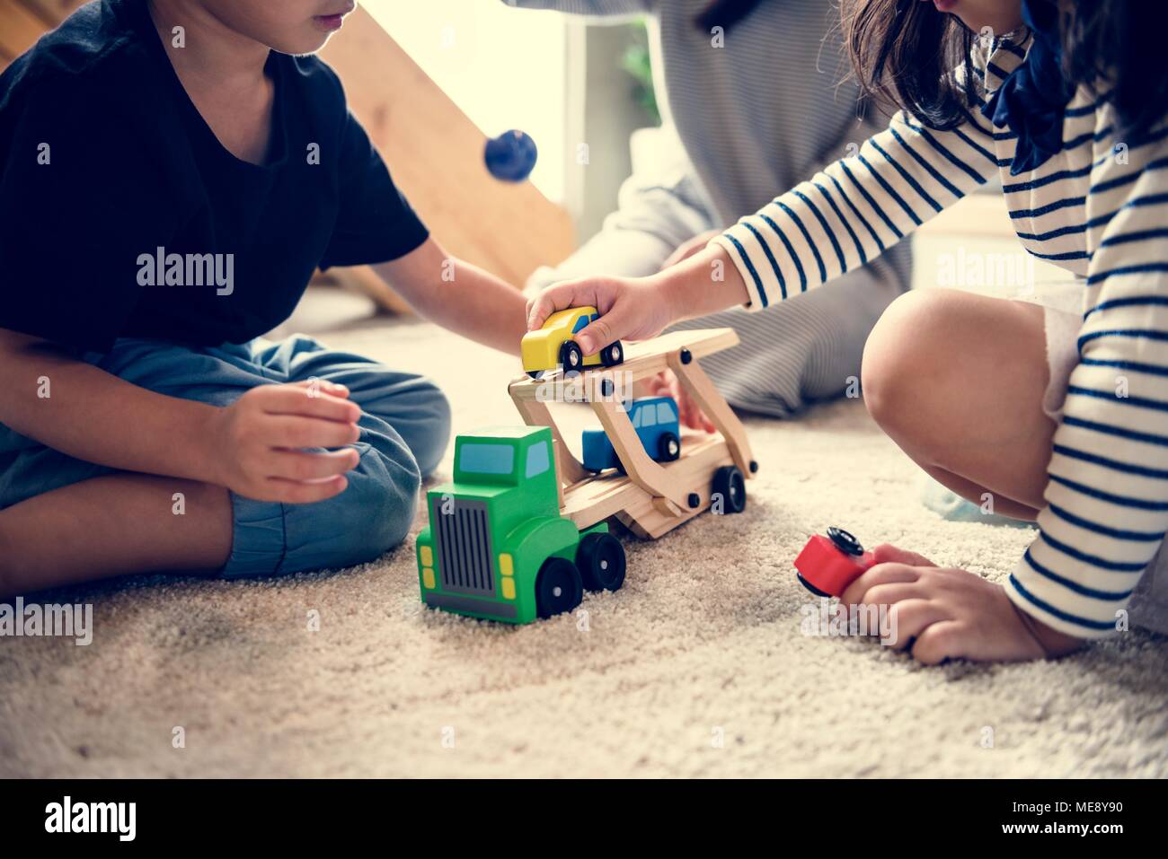 Bruder und Schwester zusammen spielen Stockfoto