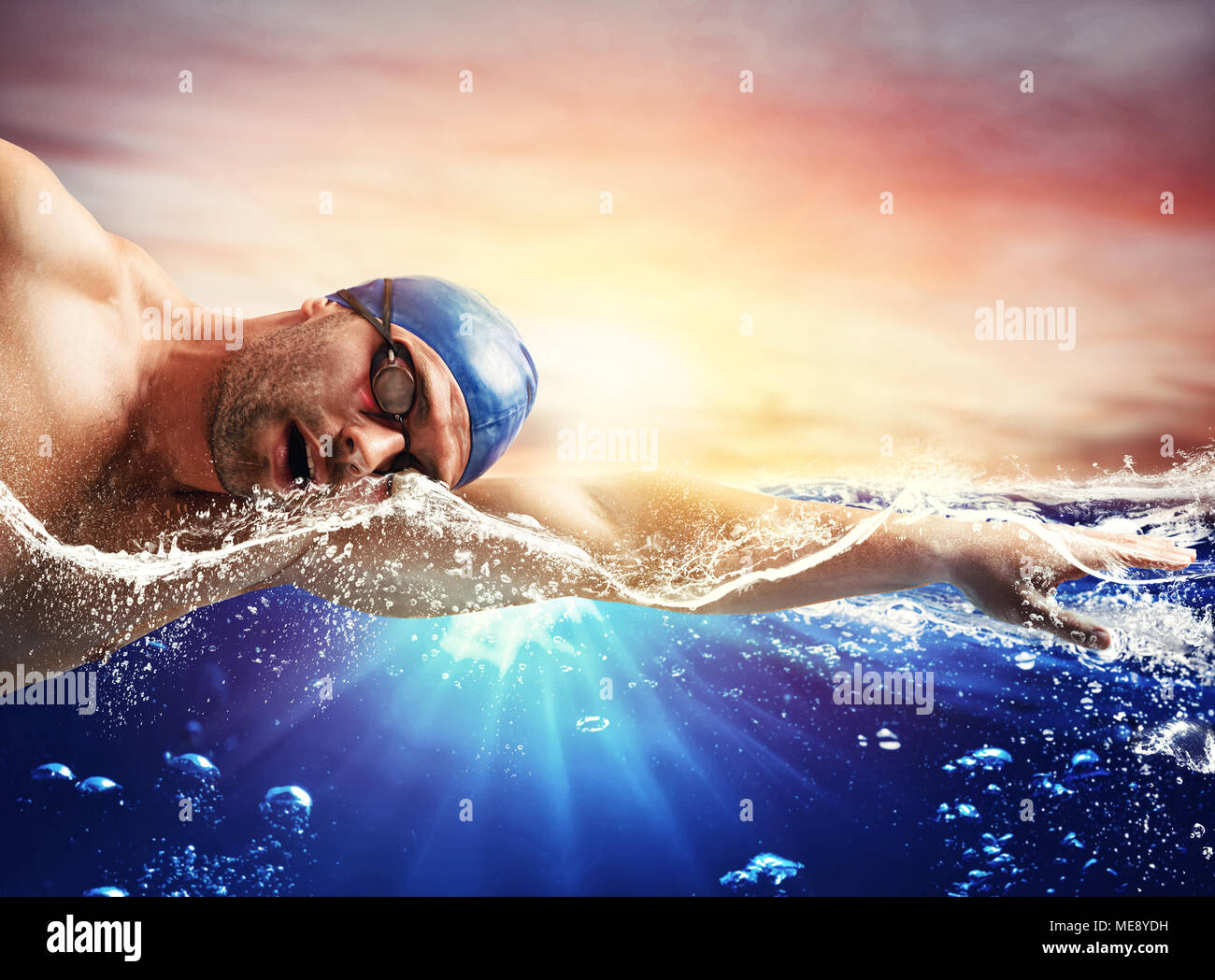 Junge schwimmt in einem blauen tiefen Wasser Stockfoto