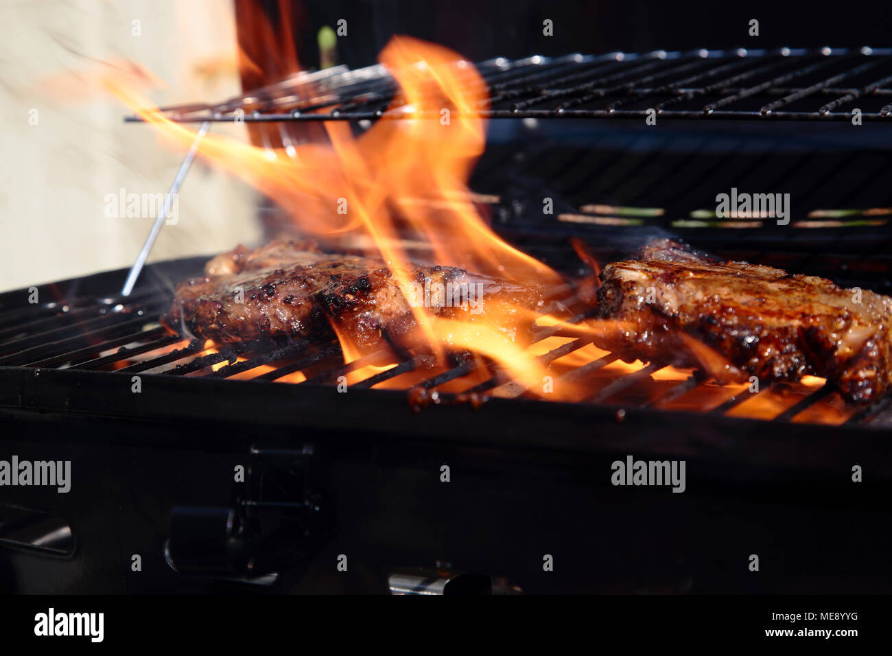 Lammkoteletts mit Minze marinade Kochen auf einem Grill mit Flammen Stockfoto