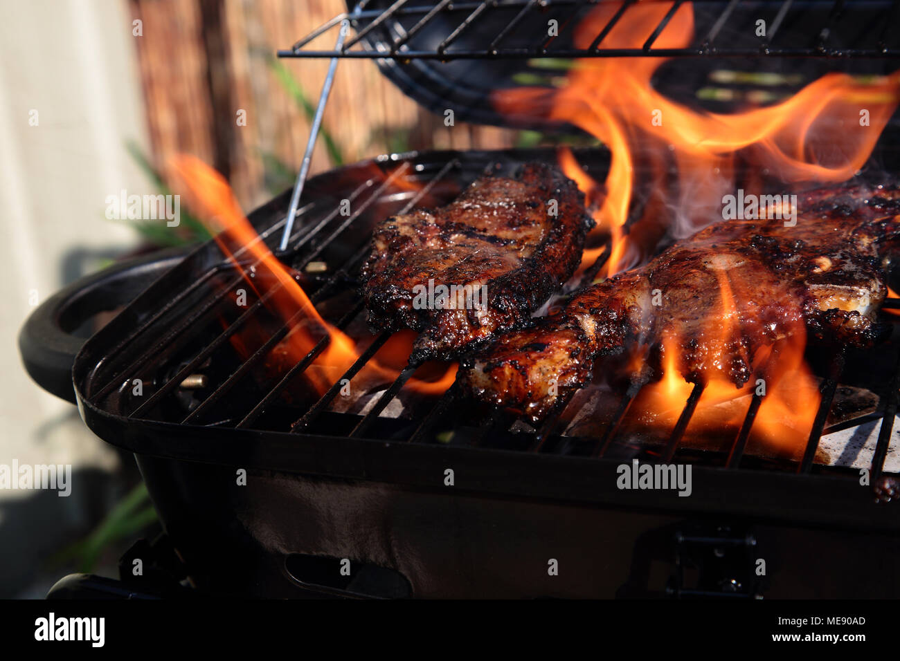 Lammkoteletts mit Minze marinade Kochen auf einem Grill mit Flammen Stockfoto