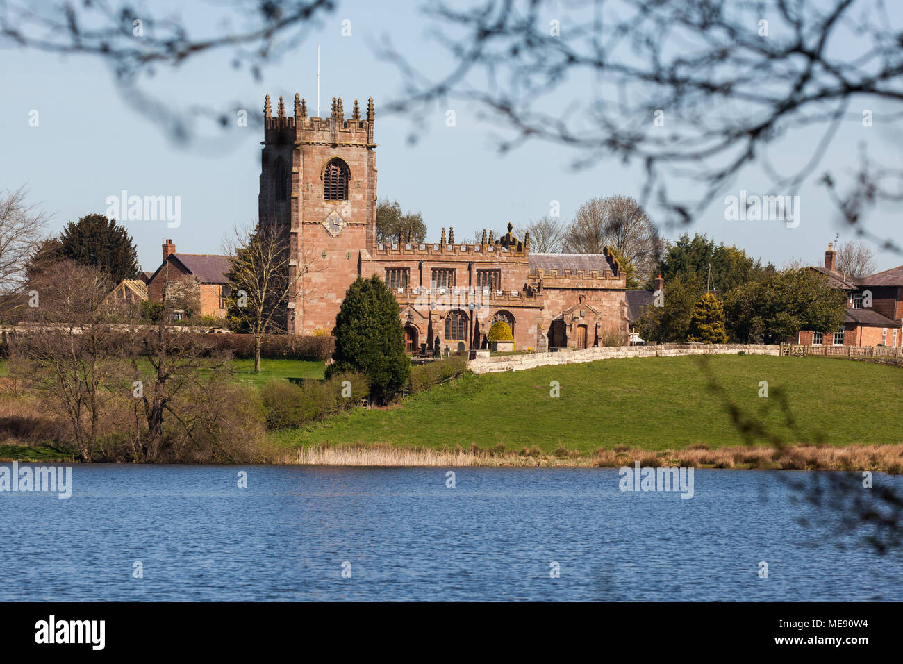 Die Pfarrkirche St. Michael auf einem Hügel oberhalb des Großen bloße im Cheshire Dorf Marbury in die hügelige Landschaft und Ackerland eingestellt Stockfoto