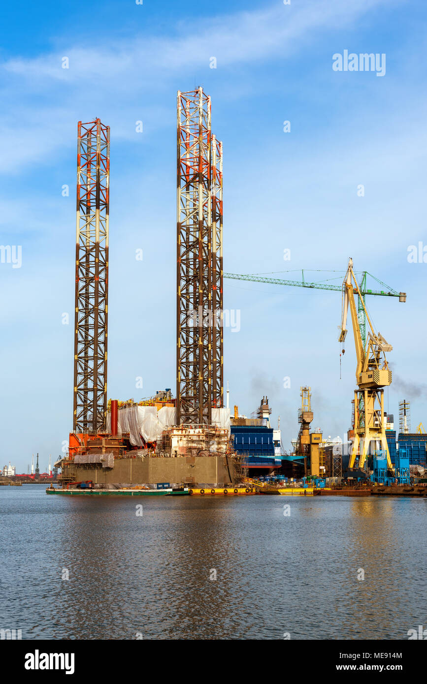 Danzig, Polen - 15 April, 2018: Oil Rig Petrobaltic in der Danziger Werft angedockt. Polen Stockfoto