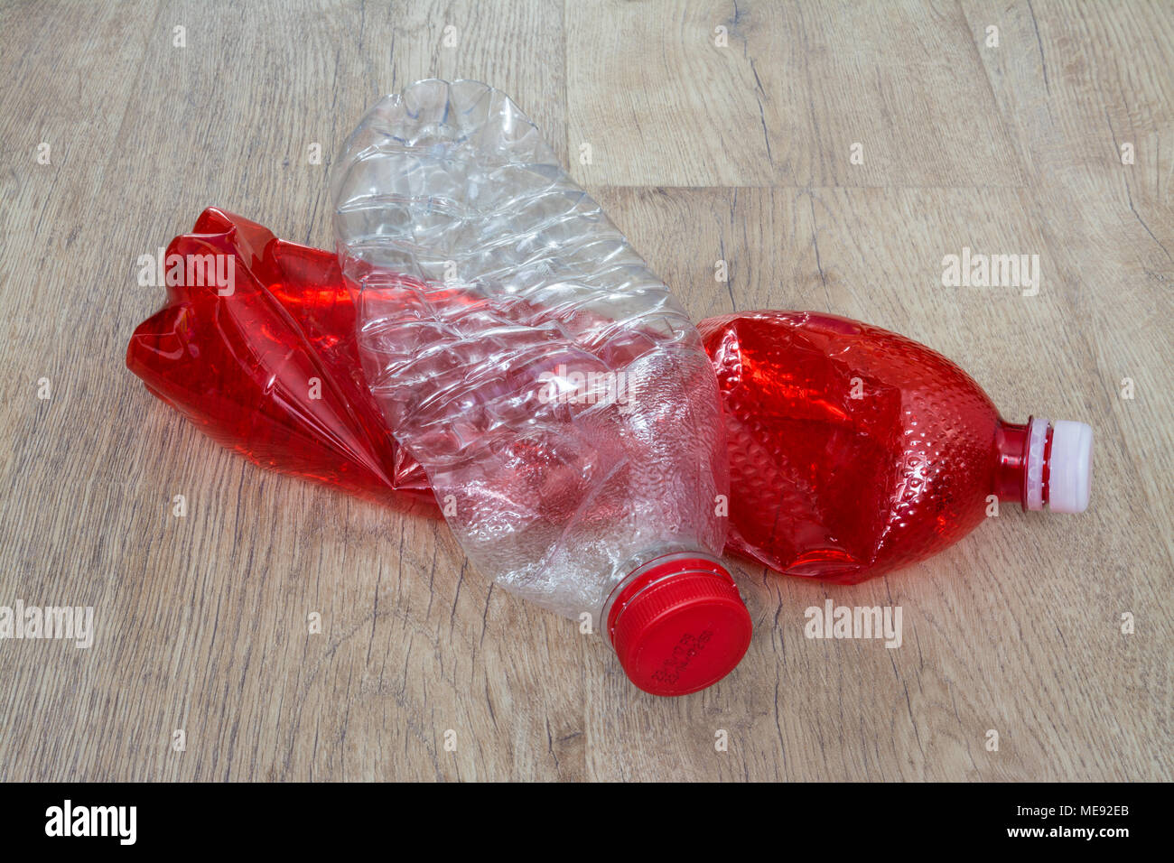 Rote und weiße Plastikflasche auf Holz. Zwei gepressten PET-Flaschen auf  Holz- Hintergrund. Ökologische Sortierung und Entsorgung von Hausmüll  Stockfotografie - Alamy