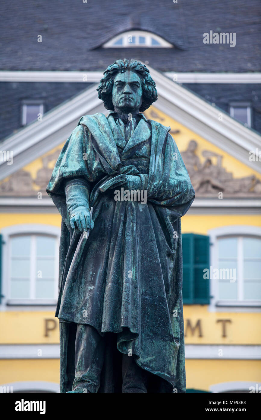 Statue von Ludwig Van Beethoven vor dem Postamt, Bonn, Rheinland Westfalen, Norddeutschland Stockfoto