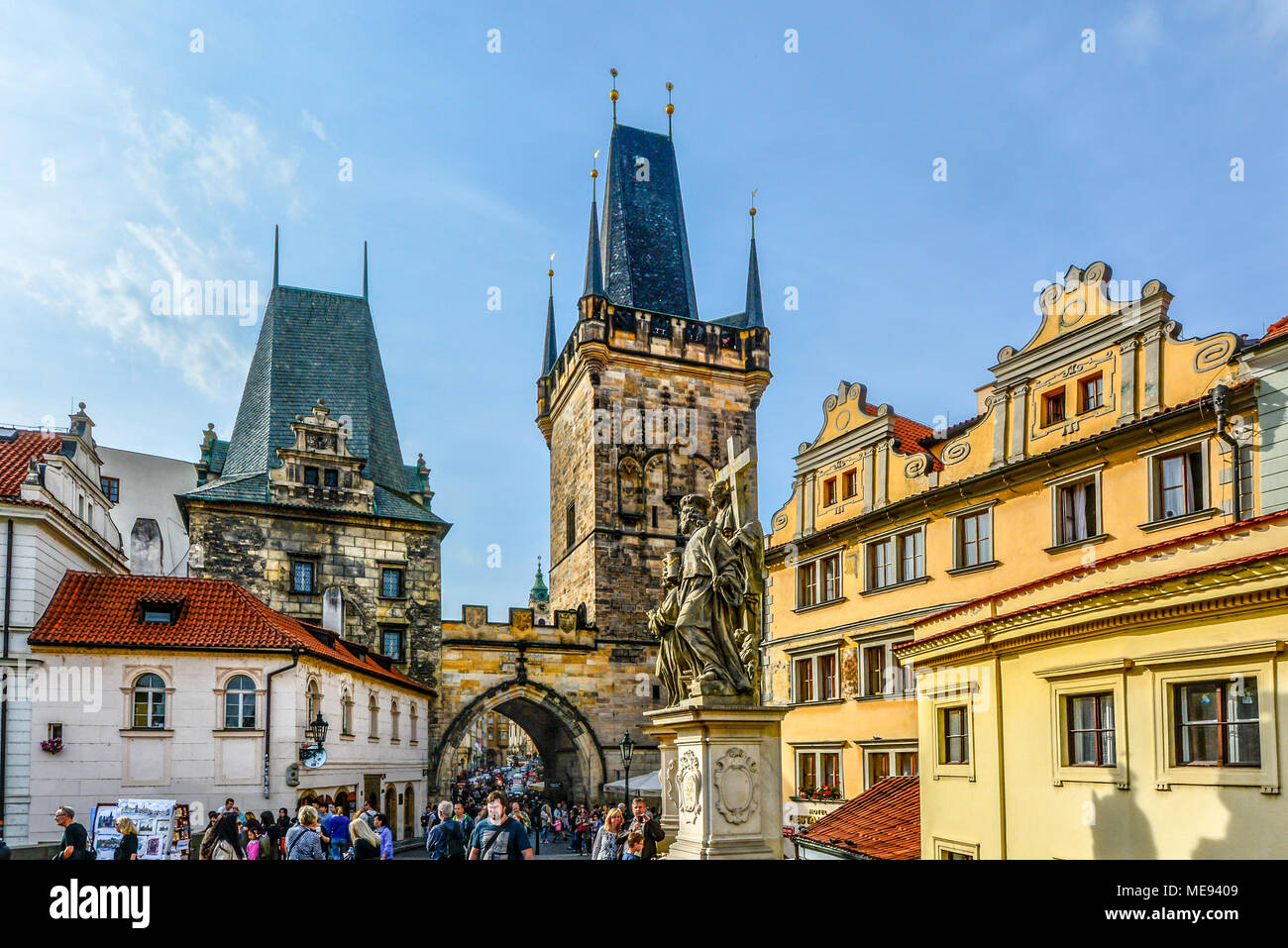 Touristen überqueren Sie die Karlsbrücke auf dem Weg der Könige, die zu den kleineren Turm auf dem Weg zur Prager Burg. Stockfoto