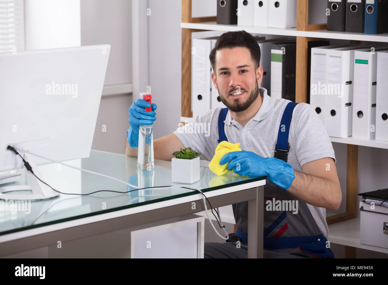 Portrait eines glücklichen Männlichen Hausmeister in Office Stockfoto