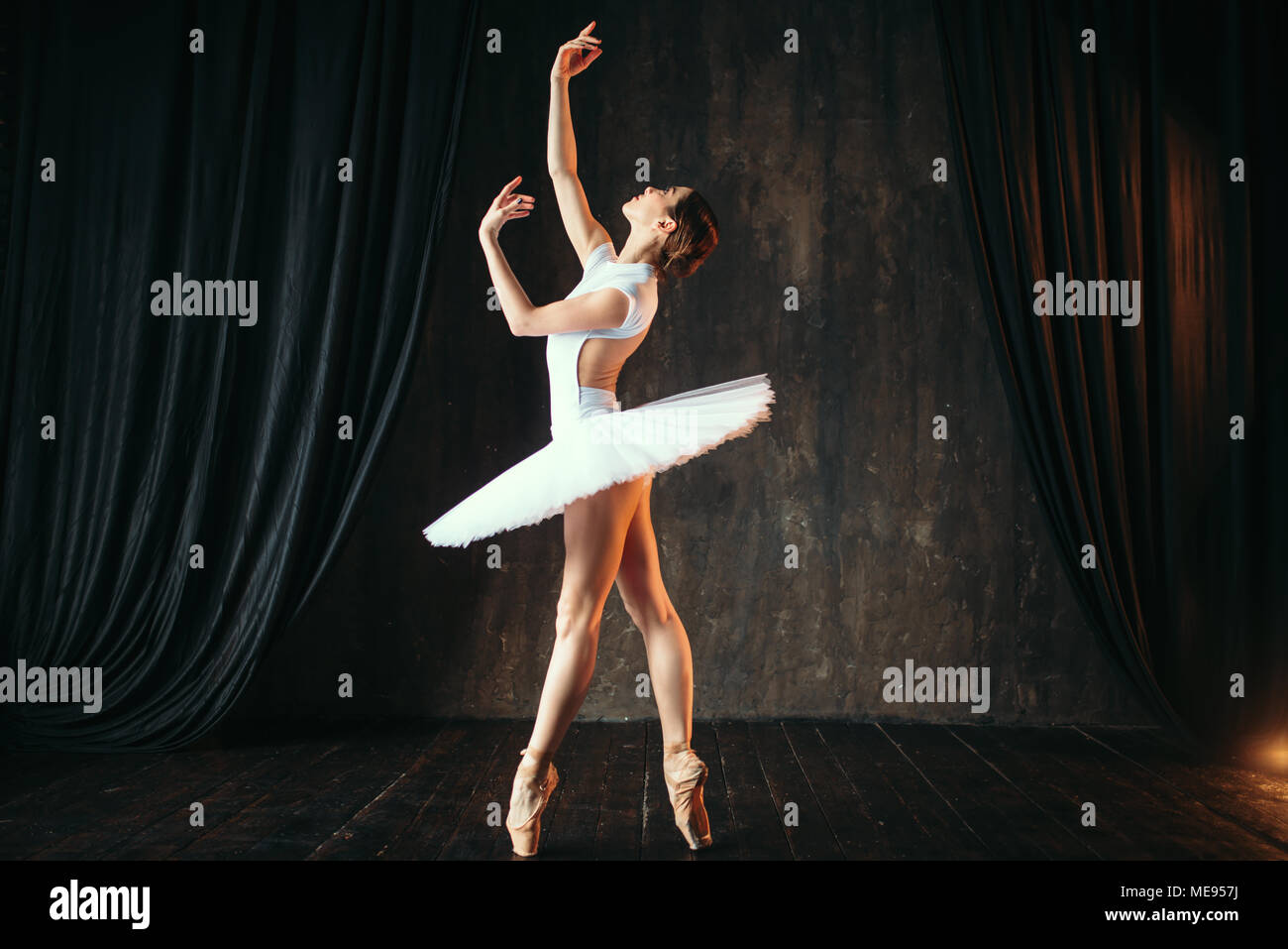 Schone Anmutige Ballerina Tanzen In Der Klasse Ballet Dancer Ausbildung Auf Der Buhne Stockfotografie Alamy
