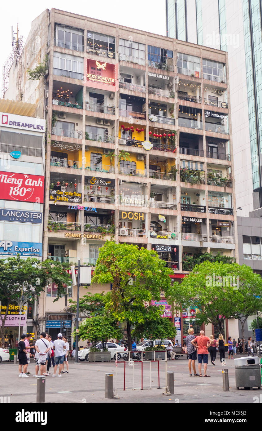 Cafe apartments Gebäude voller Cafés und Boutiquen auf Nguyen Hue Walking Street, Ho Chi Minh City, Vietnam. Stockfoto