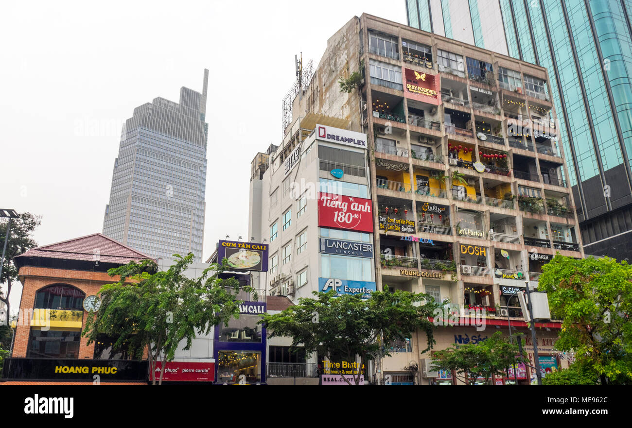 Cafe apartments Gebäude voller Cafés und Boutiquen auf Nguyen Hue Walking Street, Ho Chi Minh City, Vietnam. Stockfoto