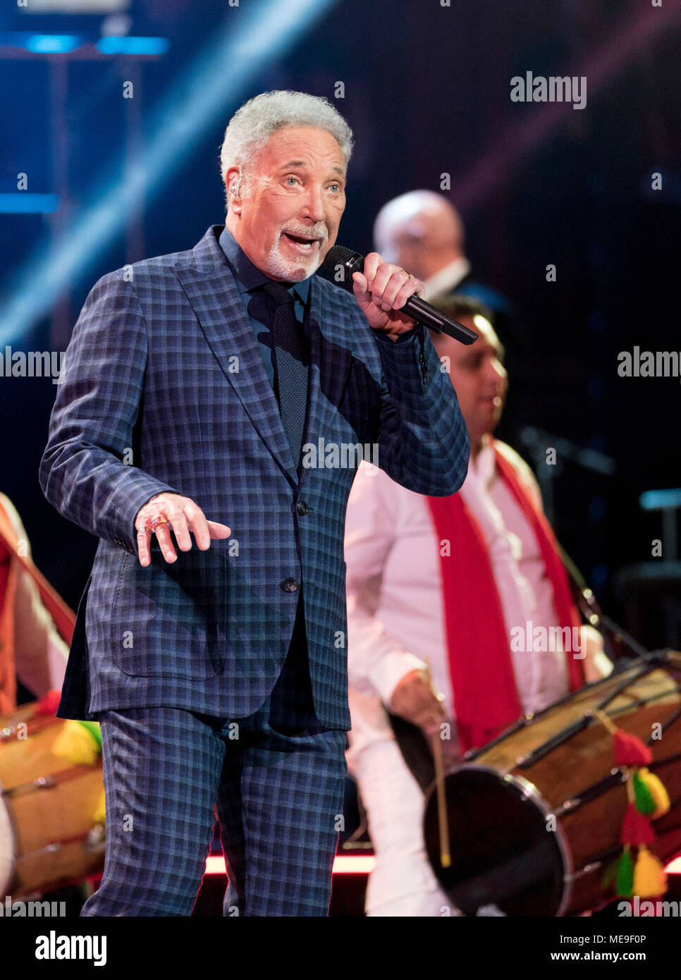 Sir Tom Jones, die in der Royal Albert Hall in London während einer Starbesetzung Konzert 92. Geburtstag der Königin zu feiern. Stockfoto