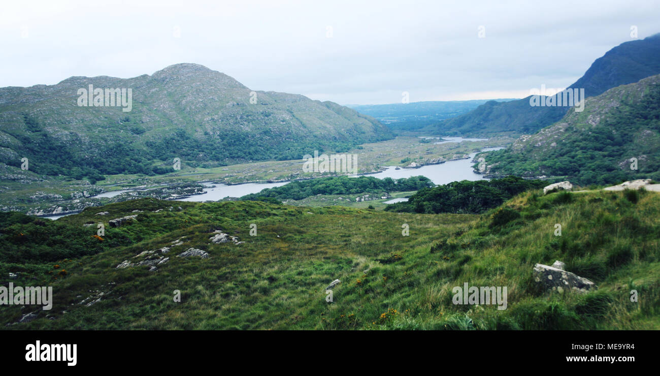 See und die grünen Hügel. Einen malerischen Blick auf den Kerry Mountains und der Umgebung in der Grafschaft Kerry. Im Alter von Wirkung. Landschaft entlang des Ring of Kerry. Irelan Stockfoto