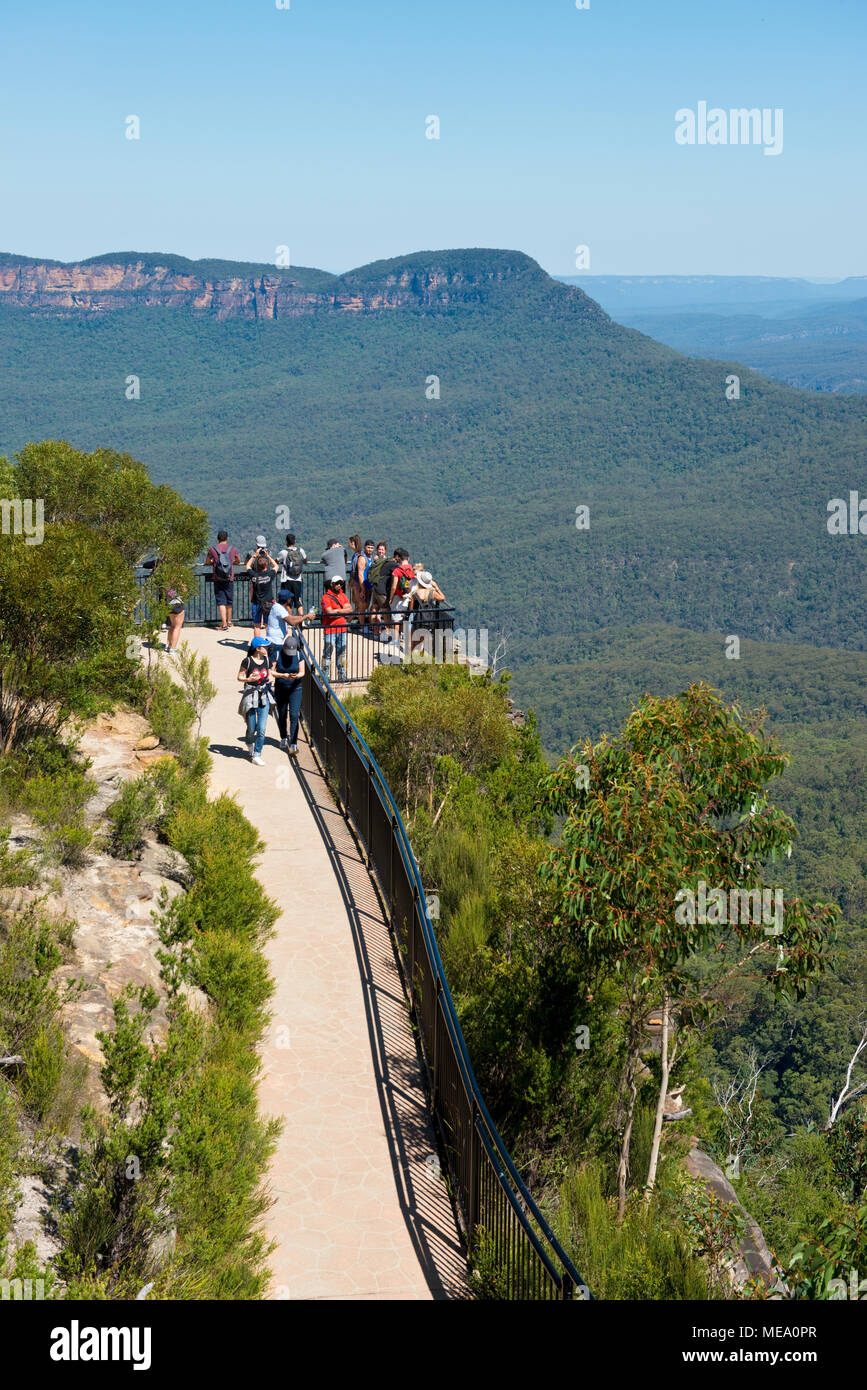 Touristen auf eine Sicht der Megalong Tal der Blauen Berge bei Katoomba. New South Wales Stockfoto