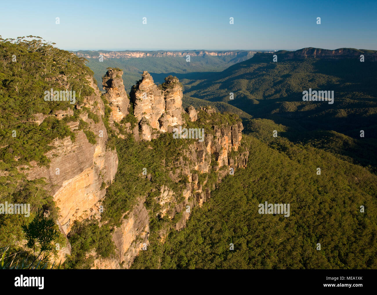 Sun Einstellung auf die Drei Schwestern rock Pinnacles. Blue Mountains National Park Stockfoto