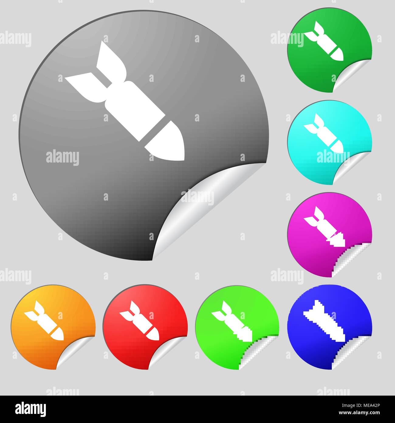 Rakete Rakete Waffensymbol unterzeichnen. Satz von acht bunte runde Buttons, Aufkleber. Vector Illustration Stock Vektor