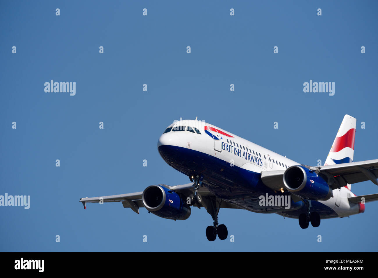 British Airways Airbus A319-Jet-Flugzeug, das am Flughafen London Heathrow, Großbritannien, in blauer Luft landet. A319-131 G-EUPY. Großer Copyspace Stockfoto