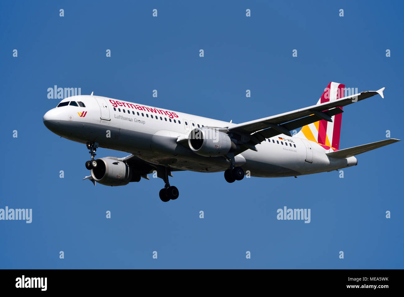 Germanwings Airbus A320 Jet Flugzeug landet am Flughafen London Heathrow, Großbritannien, in blauem Himmel. D-AIQL Lufthansa Group Stockfoto