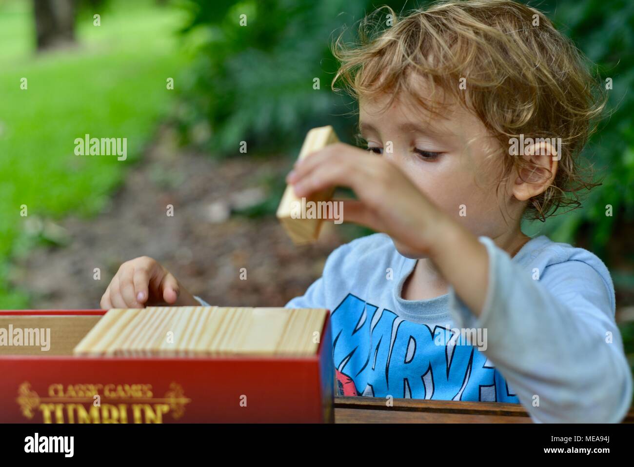 Niedliche Kind spielt mit Bausteine und die Entwicklung der Feinmotorik und Problemlösung, Townsville, QLD, Australien Stockfoto
