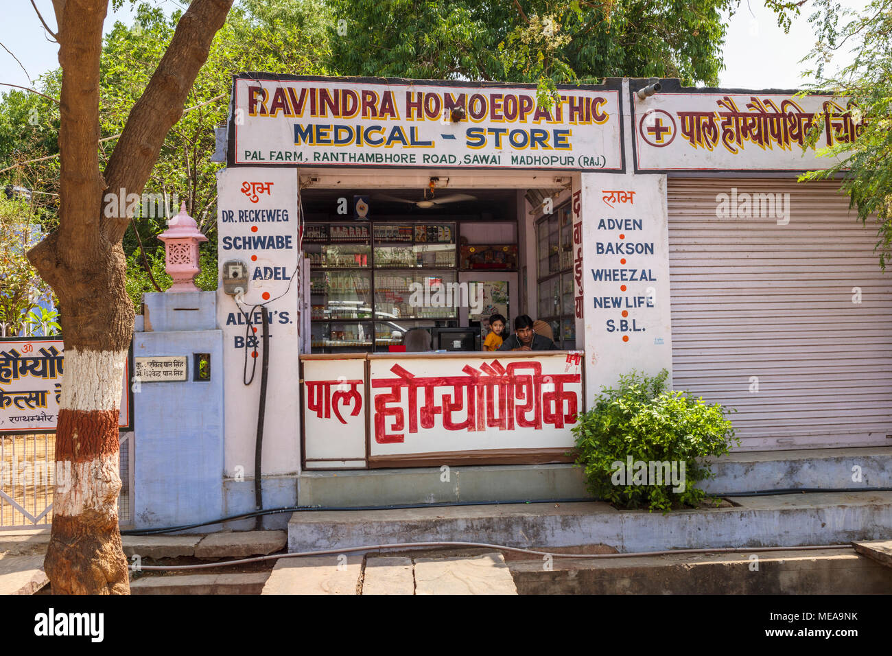 Apotheke am Straßenrand (homöopathische medizinische Store) in Sawai Madhopur, Rajasthan, Nordindien in der Nähe von Ranthambore Nationalpark Stockfoto