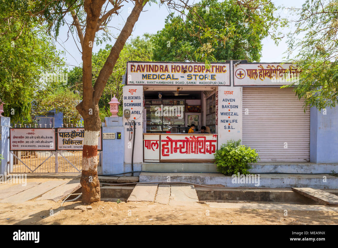 Apotheke am Straßenrand (homöopathische medizinische Store) in Sawai Madhopur, Rajasthan, Nordindien in der Nähe von Ranthambore Nationalpark Stockfoto