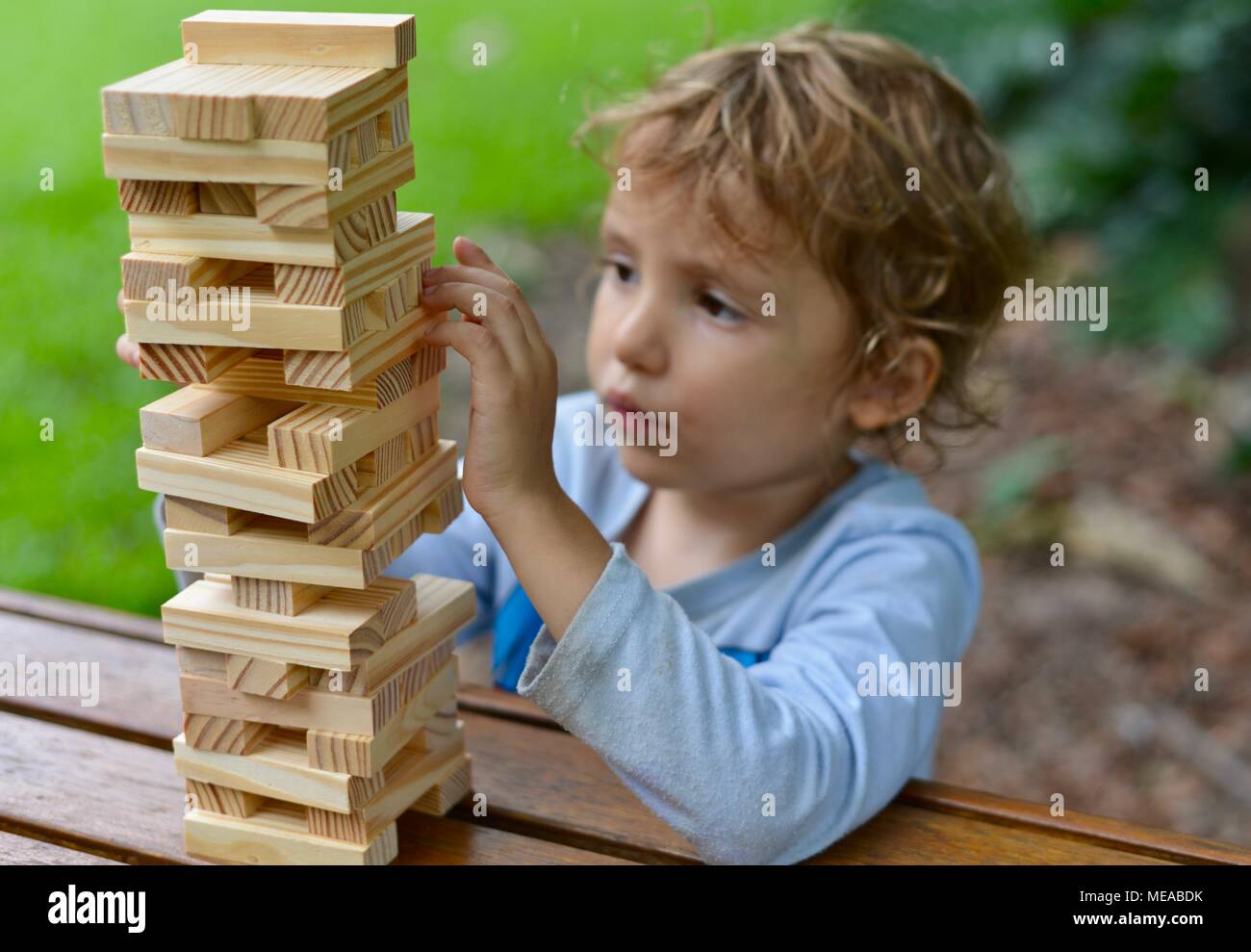 Niedliche Kind spielt mit Bausteine und die Entwicklung der Feinmotorik und Problemlösung, Townsville, QLD, Australien Stockfoto