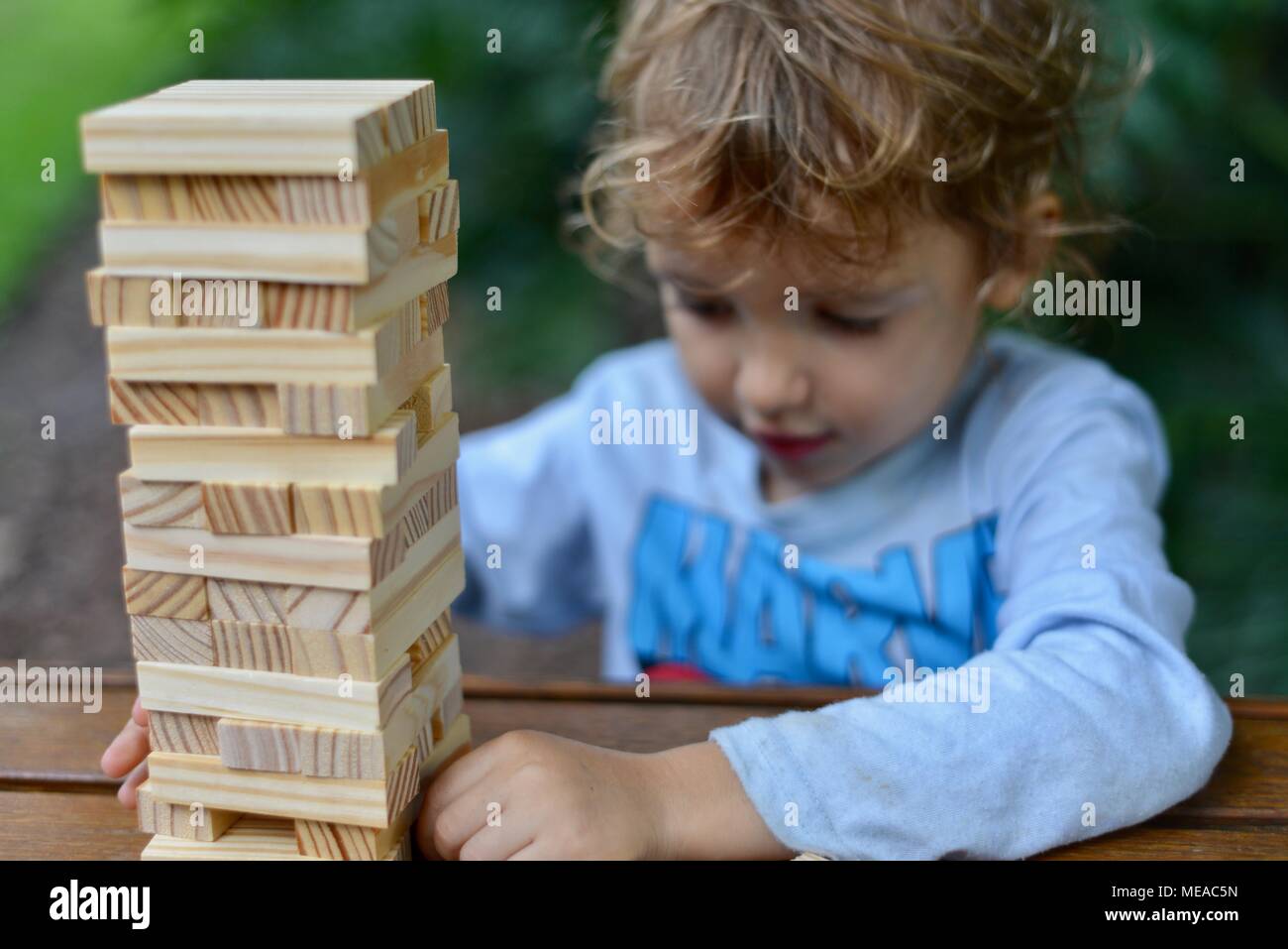 Niedliche Kind spielt mit Bausteine und die Entwicklung der Feinmotorik und Problemlösung, Townsville, QLD, Australien Stockfoto