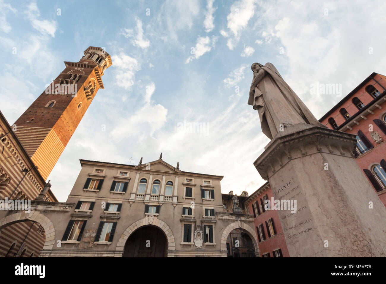 Verona der höchsten mittelalterlichen Turm, Torre Dei Lamberti, blickt auf eine Statue des italienischen Dichters Dante Alighieri, in der Stadt, die Piazza dei Signori. Stockfoto