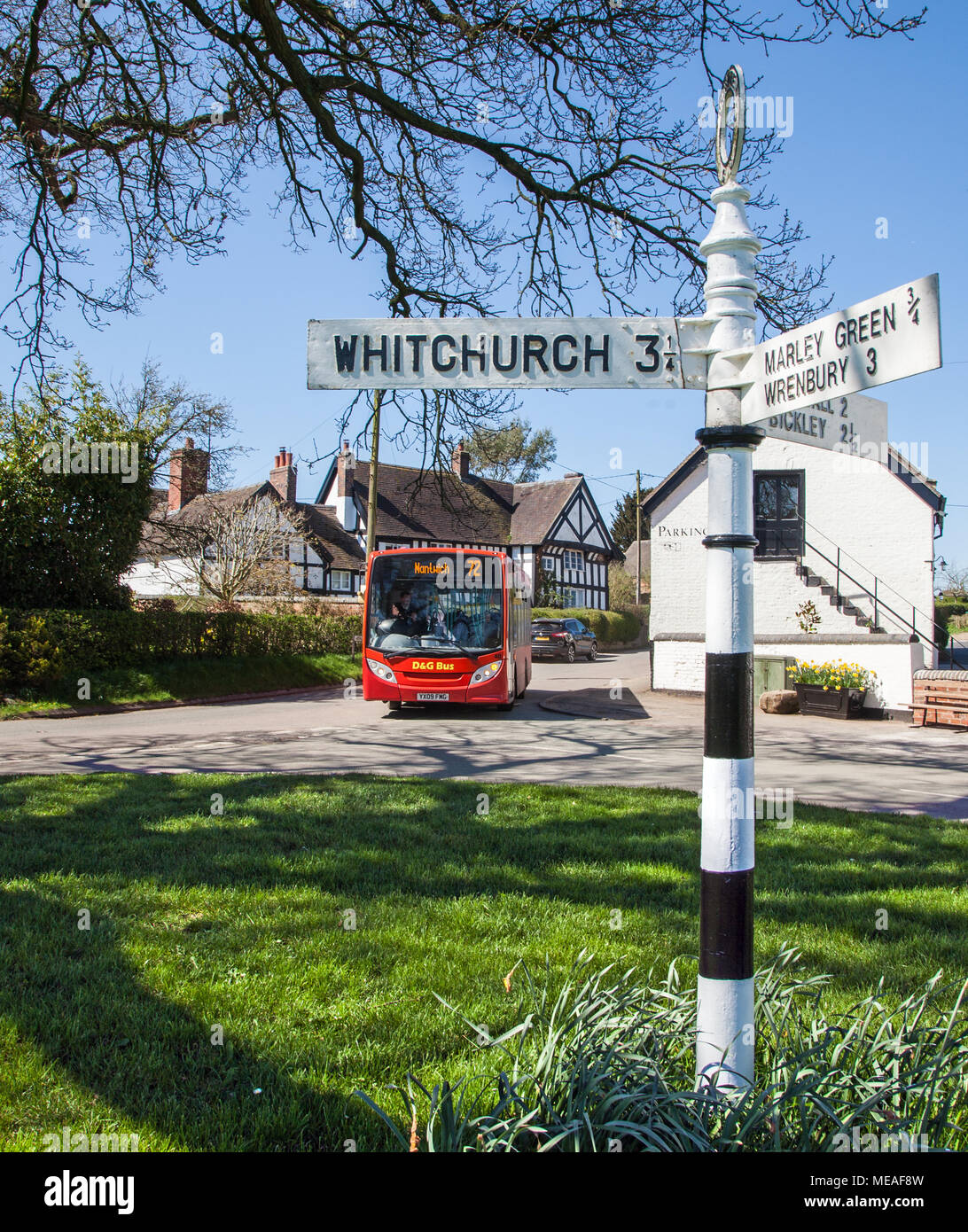 Das Dorf Grün an der South Cheshire Landschaft, Dorf von Marbury mit und den lokalen Bus anreisen Stockfoto