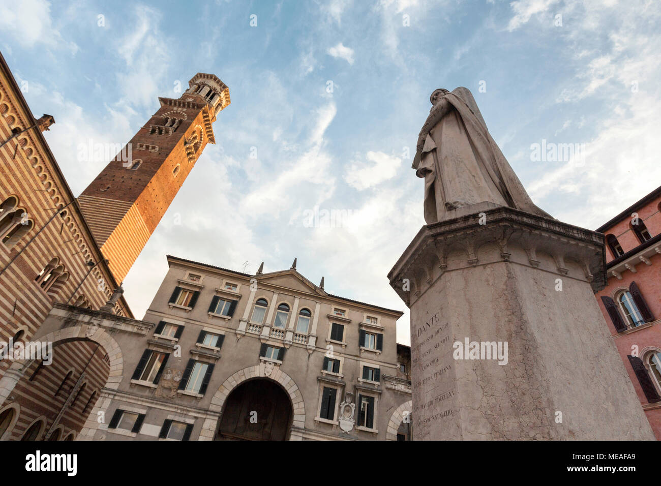 Verona der höchsten mittelalterlichen Turm, Torre Dei Lamberti, blickt auf eine Statue des italienischen Dichters Dante Alighieri, in der Stadt, die Piazza dei Signori. Stockfoto