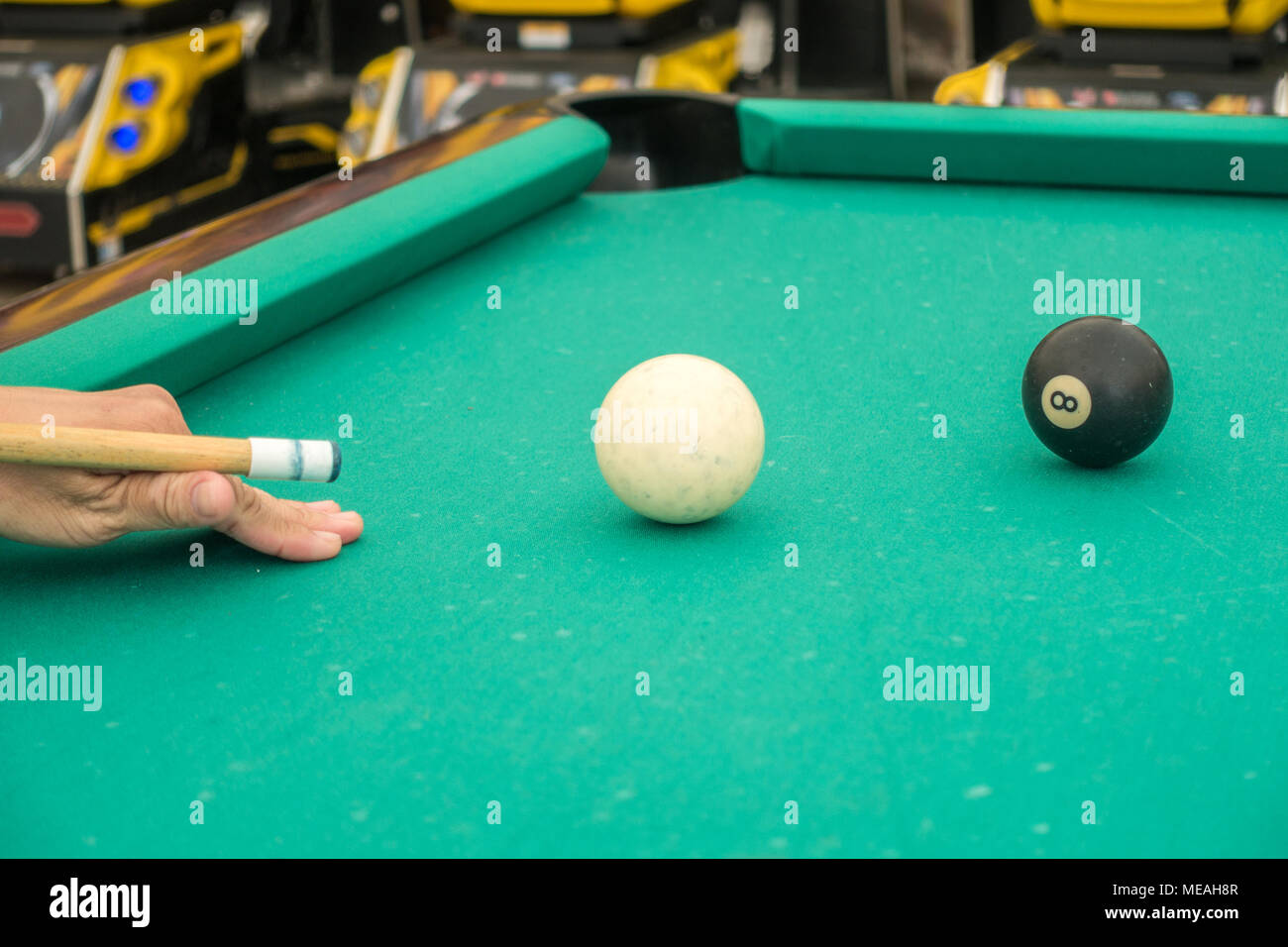 Einen Schuß auf der Kugel acht wird auf einem Billardtisch gesäumt. Stockfoto