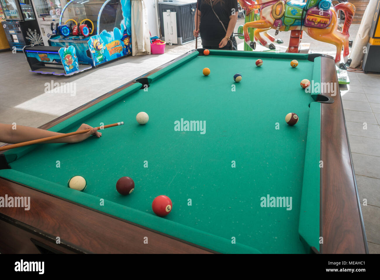 Ein Spieler richtet einen Schuß auf einen Billardtisch. Stockfoto
