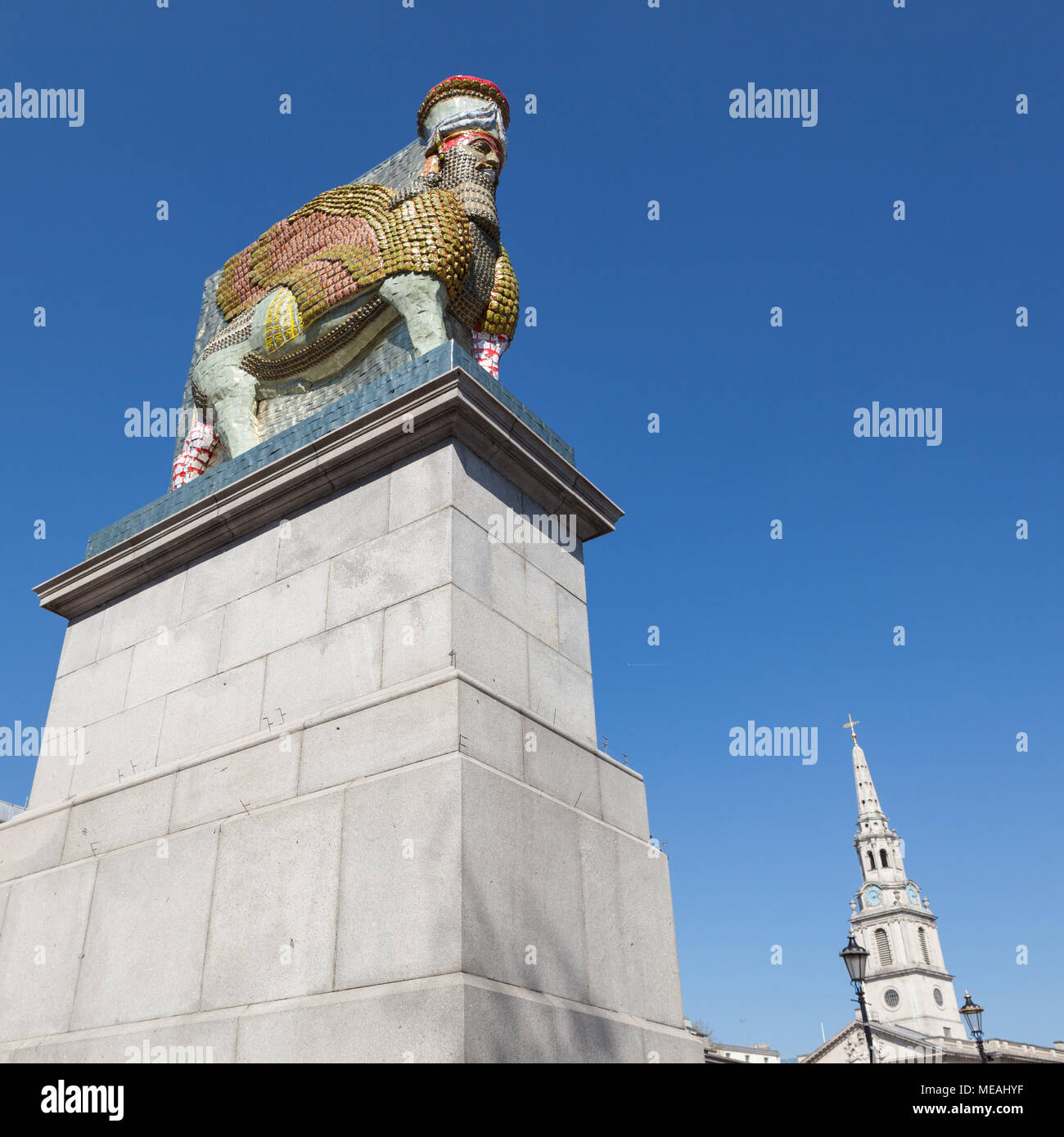 Der unsichtbare Feind sollte nicht existieren, von Michael Rakowitz, ist eine Skulptur von lamassu von leer Datum Dosen, die auf den vierten Sockel, Trafalgar Square Stockfoto