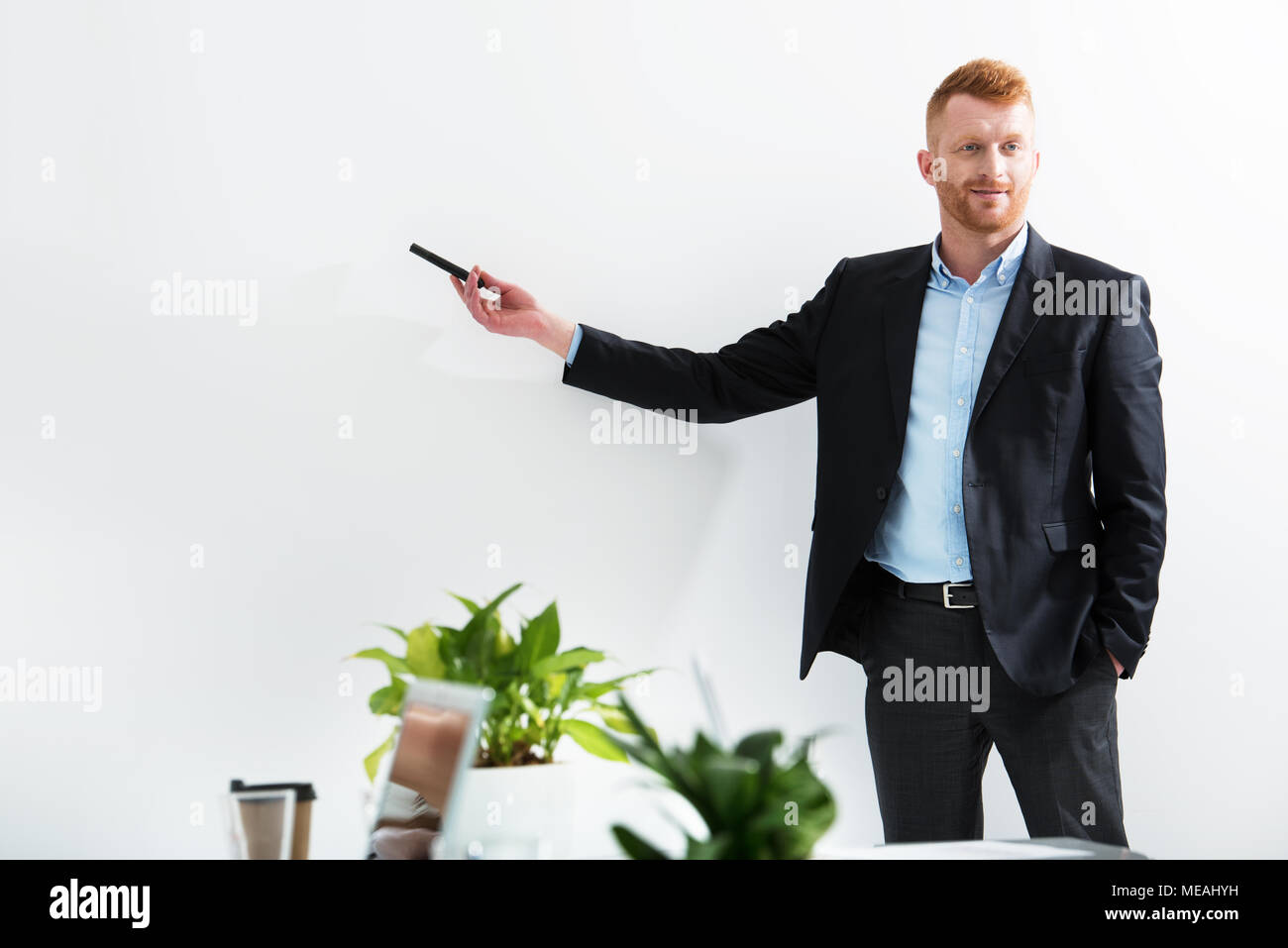 Unternehmer im Amt erklären, etwas zu einem Training treffen Stockfoto