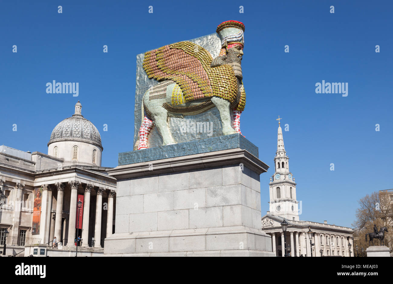 Der unsichtbare Feind sollte nicht existieren, von Michael Rakowitz, ist eine Skulptur von lamassu von leer Datum Dosen, die auf den vierten Sockel, Trafalgar Square Stockfoto