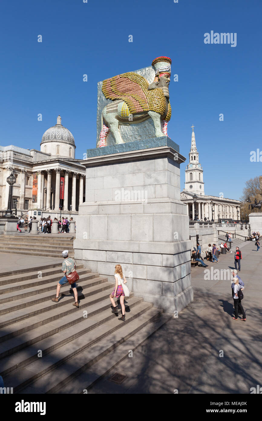 Der unsichtbare Feind sollte nicht existieren, von Michael Rakowitz, ist eine Skulptur von lamassu von leer Datum Dosen, die auf den vierten Sockel, Trafalgar Square Stockfoto