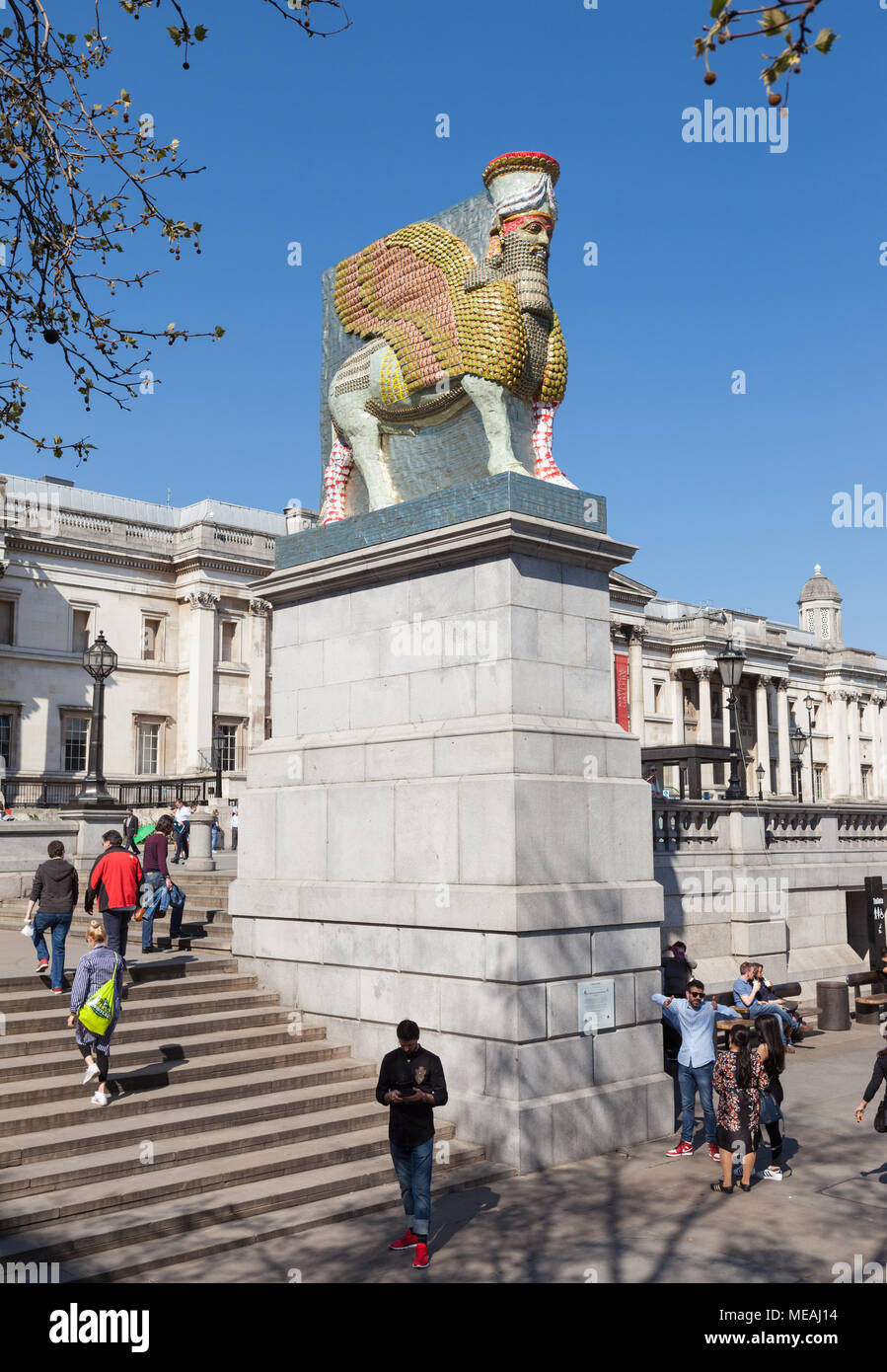 Der unsichtbare Feind sollte nicht existieren, von Michael Rakowitz, ist eine Skulptur von lamassu von leer Datum Dosen, die auf den vierten Sockel, Trafalgar Square Stockfoto