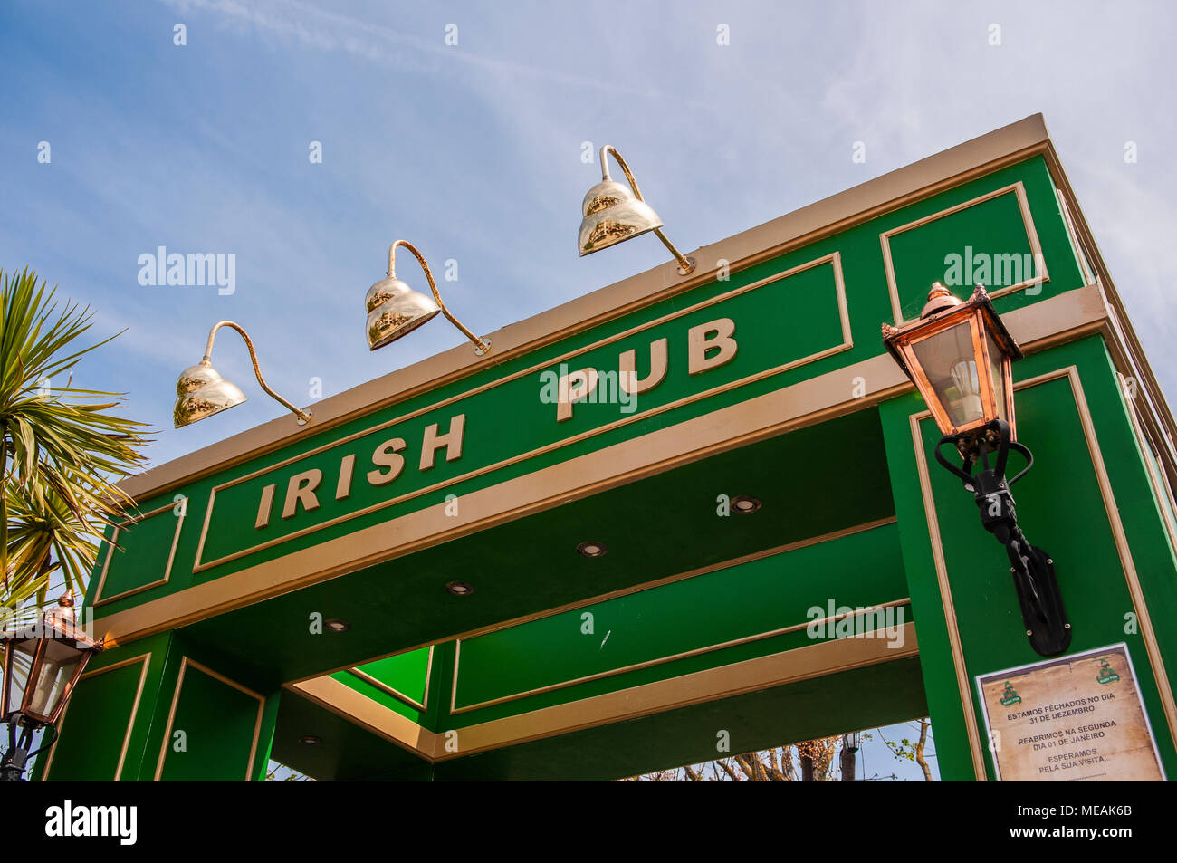 Schild über dem Eingang zu einem Irish Pub. Stockfoto