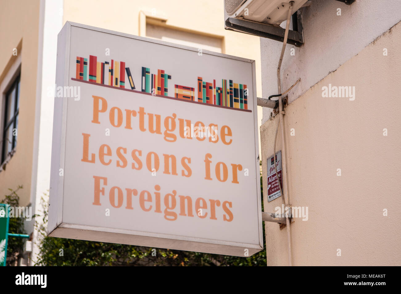 Schild an einer portugiesischen Schule bietet Lektionen für Ausländer, Vilamoura, Algarve, Portugal. Stockfoto