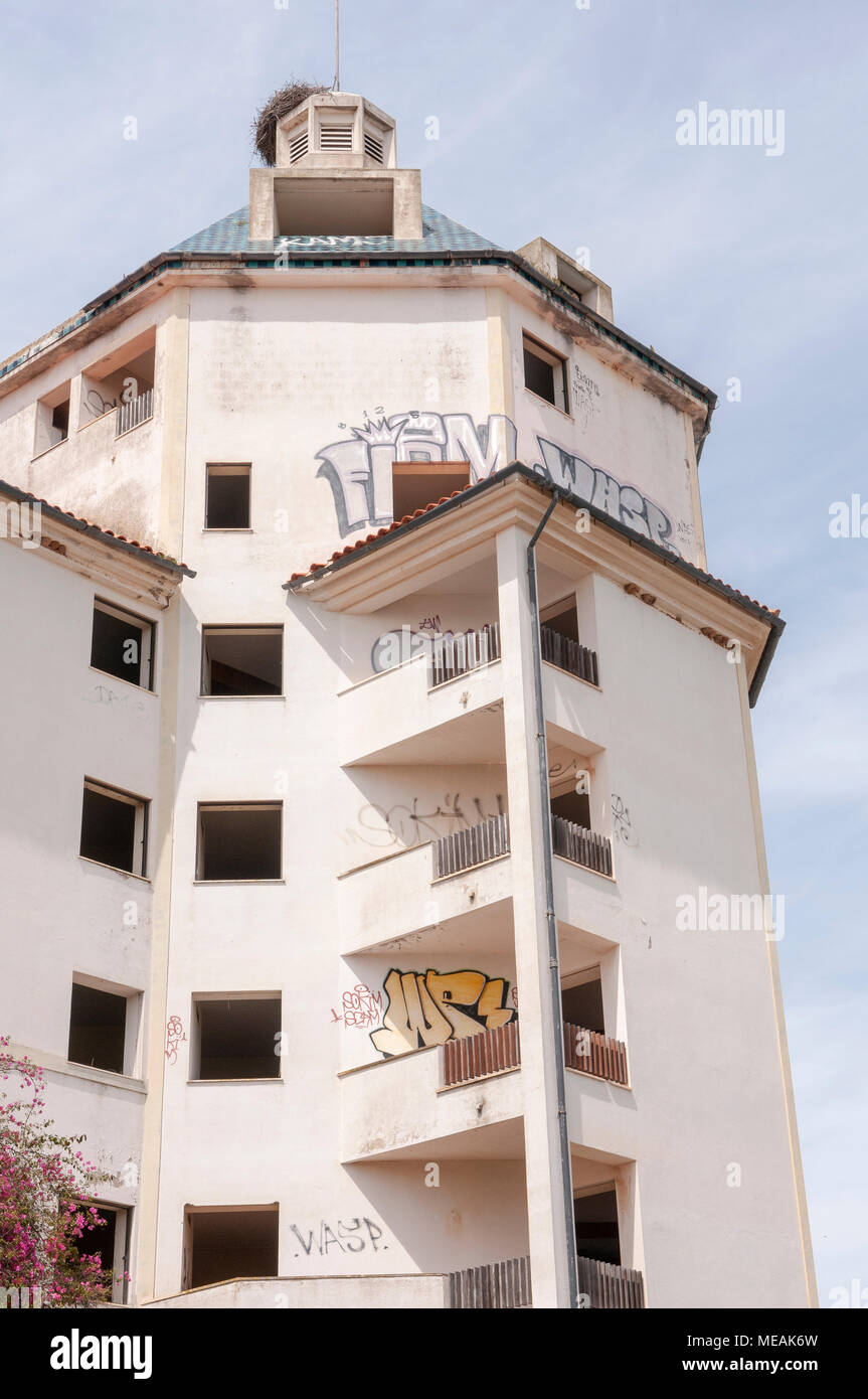 Graffiti an den Wänden außerhalb einer verlassenen Wohnblock, Vilamoura, Algarve, Portugal. Stockfoto